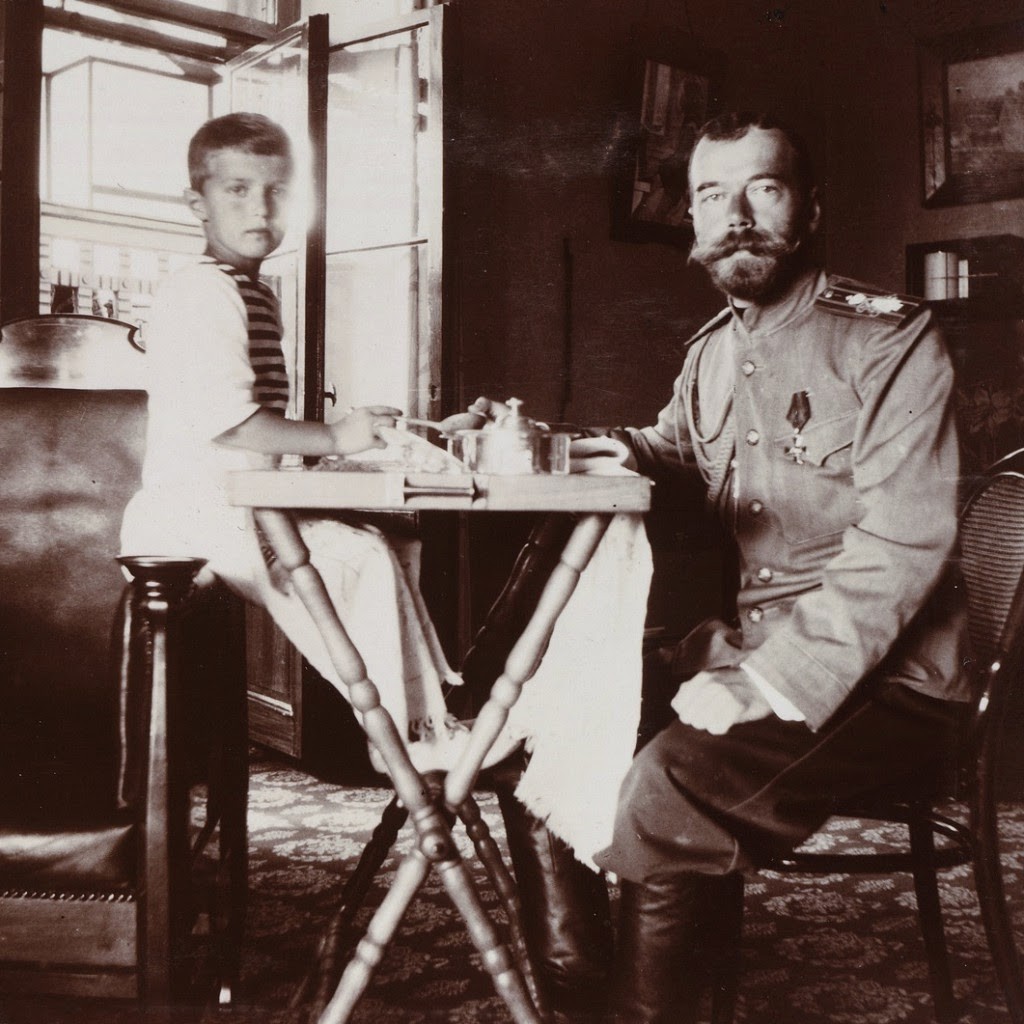  Sa hoàng cuối cùng trong lịch sử Nga Nicholas II lên ngôi năm 1894 sau khi vua cha Alexander III qua đời. Trong ảnh là Sa hoàng Nicholas II ăn sáng cùng Thái tử Alexei năm 1909.